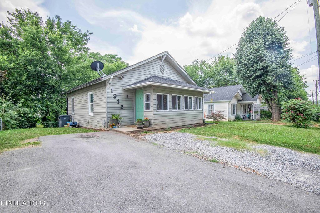 Photo of 1912 Hoitt Ave, Knoxville, TN 37917 (MLS # 1331383)