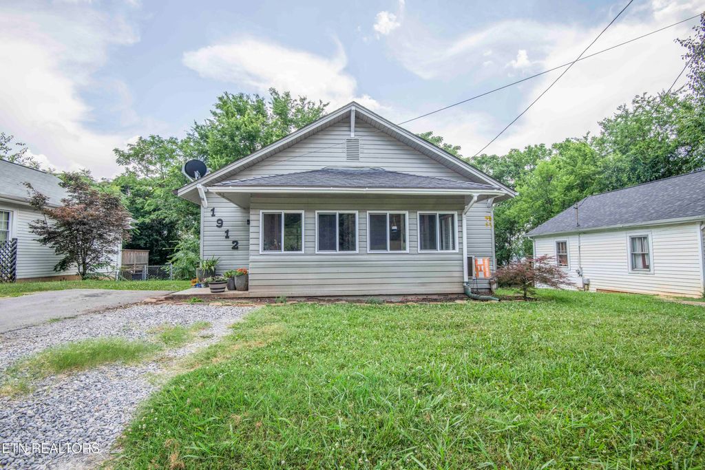 Photo of 1912 Hoitt Ave, Knoxville, TN 37917 (MLS # 1331383)