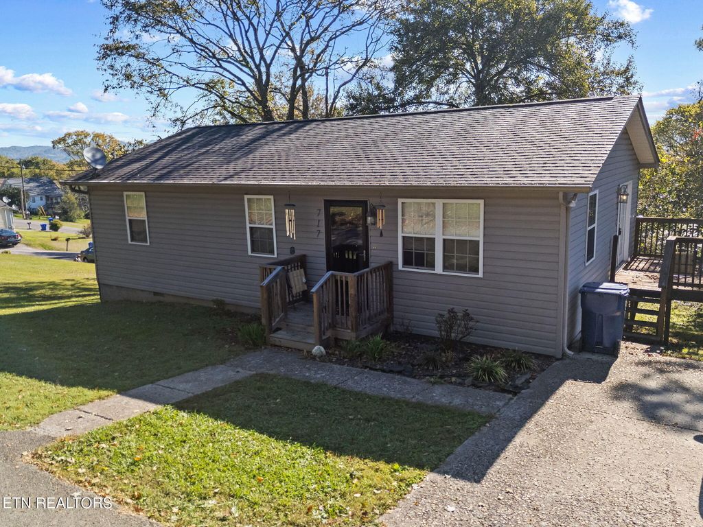 Photo of 717 Shaw St, Clinton, TN 37716 (MLS # 1319173)