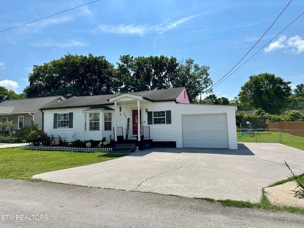 Photo of 505 Cherokee Ave, Clinton, TN 37716 (MLS # 1312250)