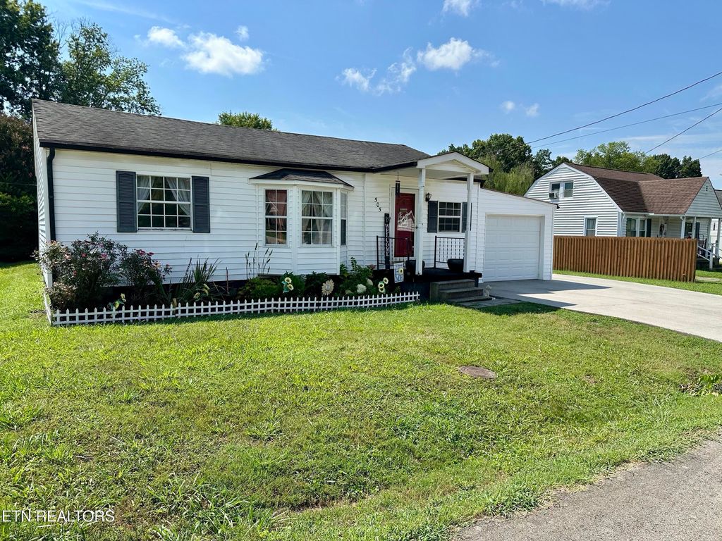 Photo of 505 Cherokee Ave, Clinton, TN 37716 (MLS # 1312250)