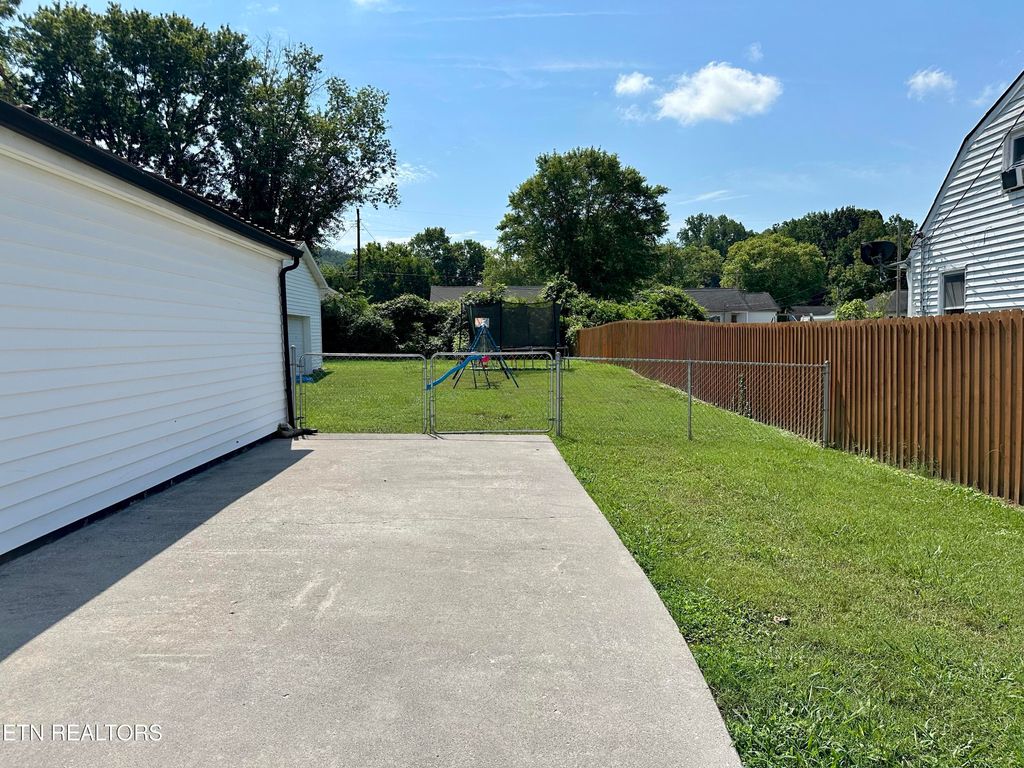 Photo of 505 Cherokee Ave, Clinton, TN 37716 (MLS # 1312250)