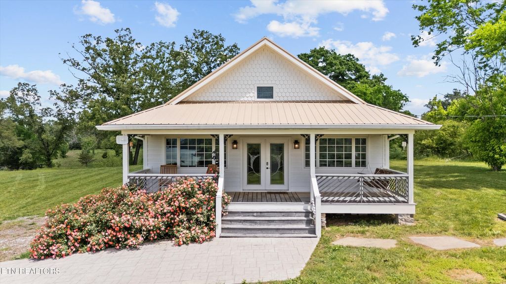 Photo of 2738 Indian Creek Rd, Dandridge, TN 37725 (MLS # 1304140)