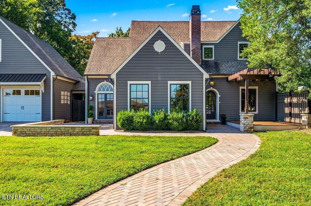 2224 Hillsboro Heights
