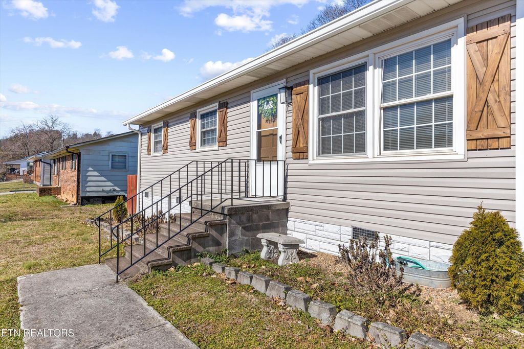 Photo of 215 Hillcrest St, Clinton, TN 37716 (MLS # 1292201)