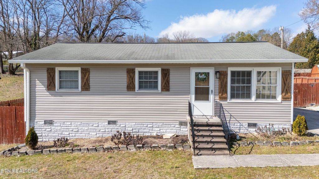 Photo of 215 Hillcrest St, Clinton, TN 37716 (MLS # 1292201)