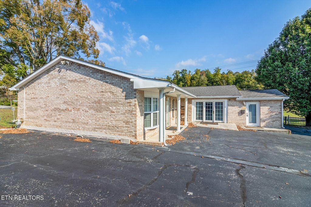 Photo of 988 Main St, Wartburg, TN 37887 (MLS # 1241539)