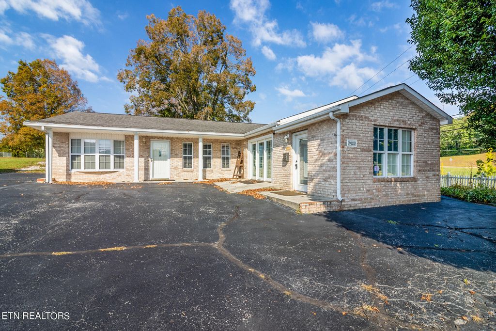 Photo of 988 Main St, Wartburg, TN 37887 (MLS # 1241539)