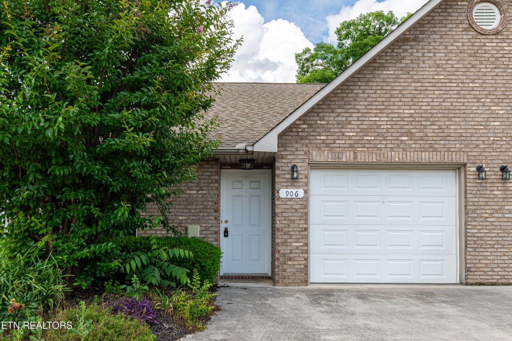Photo of 906 Mercer Drive, Maryville, TN 37801 (MLS # 1345635)