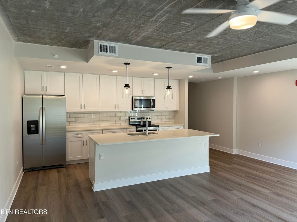 Photo of 327 W Summit Hill Drive #708, Knoxville, TN 37902 (MLS # 1300225)