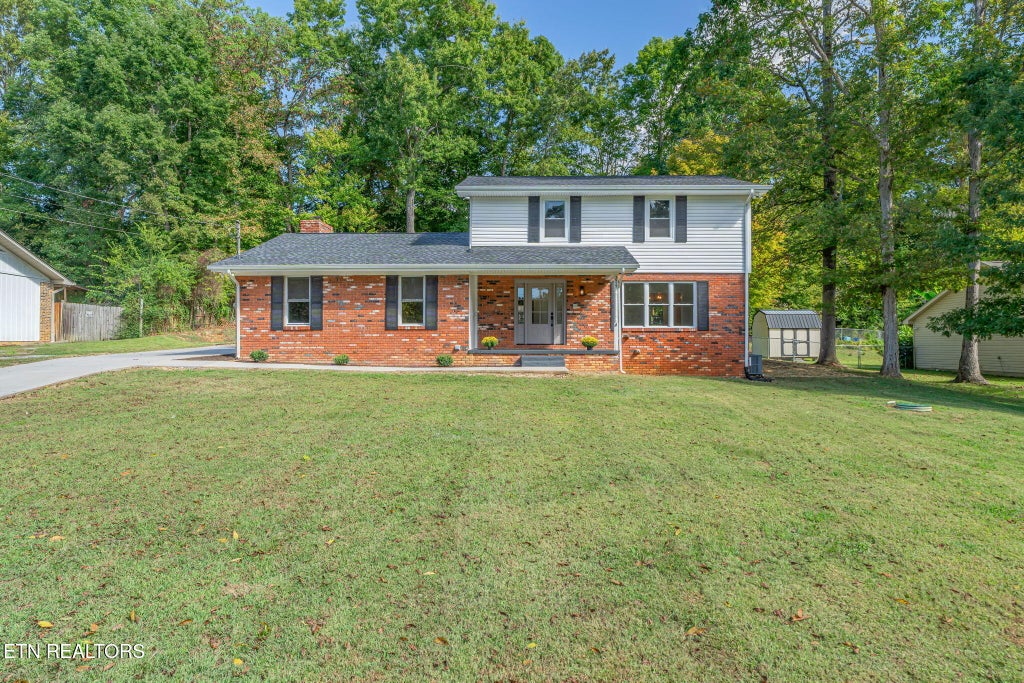 Photo of 3923 Glen Oaks Drive, Maryville, TN 37804 (MLS # 1358851)