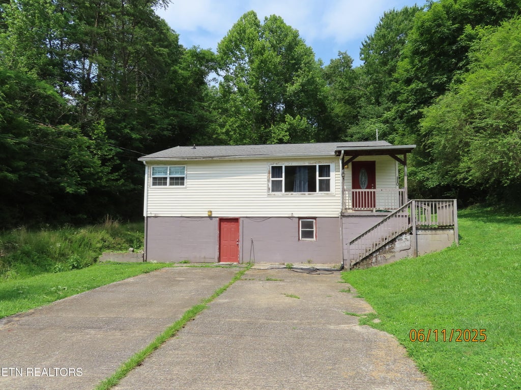 Photo of 110 Dale Rd, Oakdale, TN 37829 (MLS # 1304527)