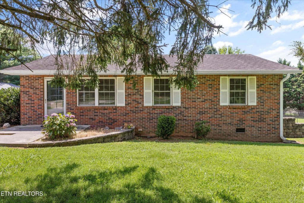 Photo of 303 Sunflower Circle, Sweetwater, TN 37874 (MLS # 1306555)