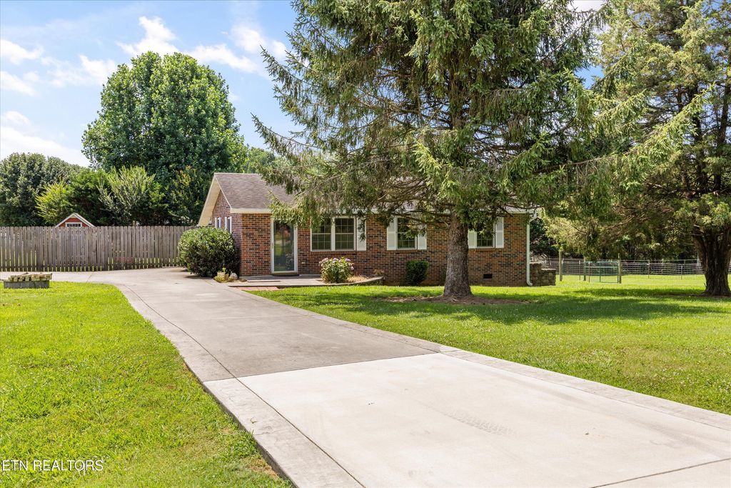 Photo of 303 Sunflower Circle, Sweetwater, TN 37874 (MLS # 1306555)