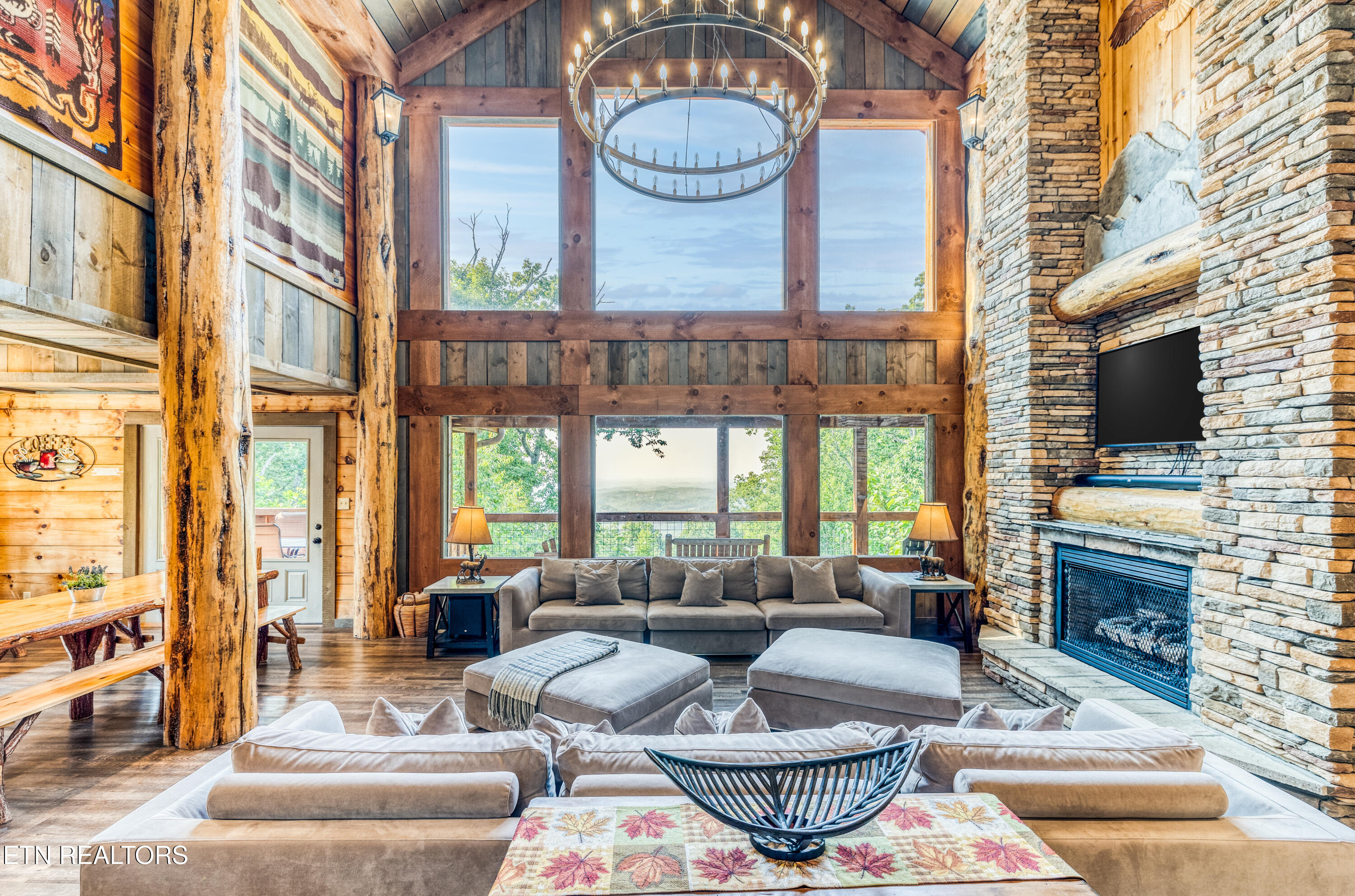 809 Pinecrest Way