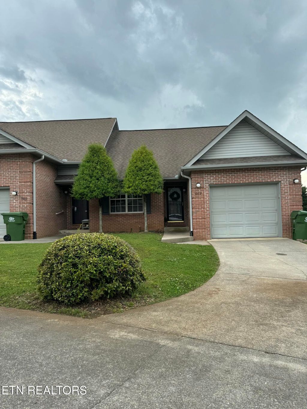 Photo of 1007 Huntington Pl Drive, Maryville, TN 37803 (MLS # 1318233)