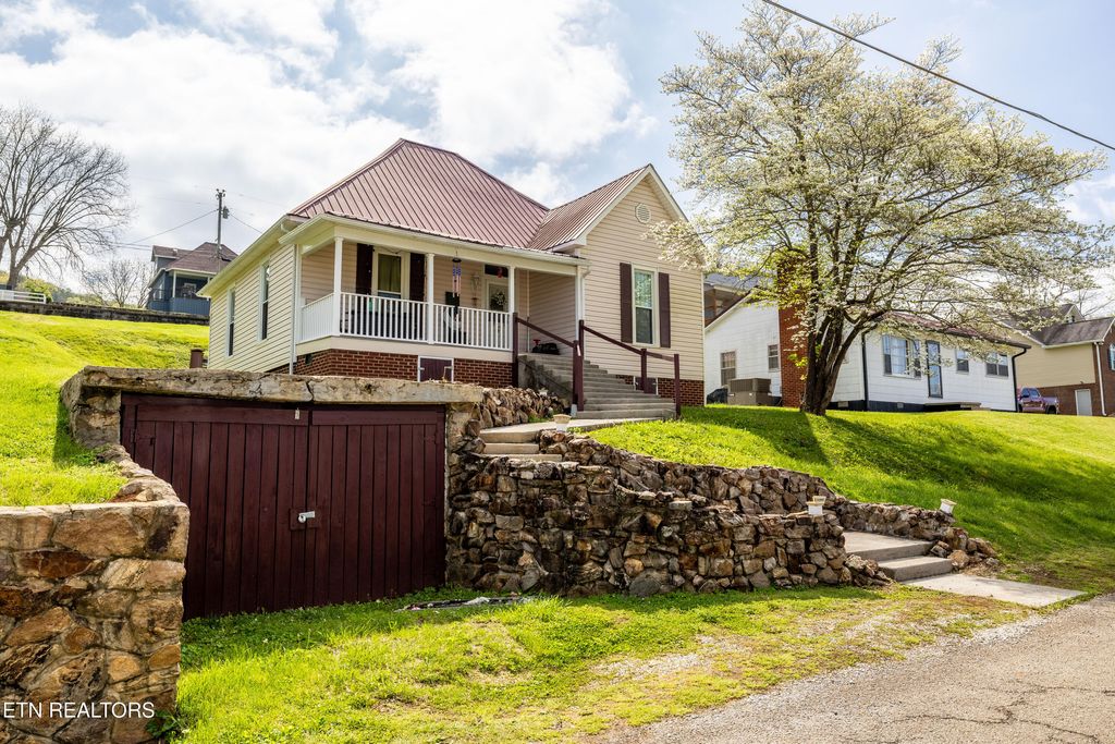 Photo of 207 Loomis St, Tellico Plains, TN 37385 (MLS # 1297401)