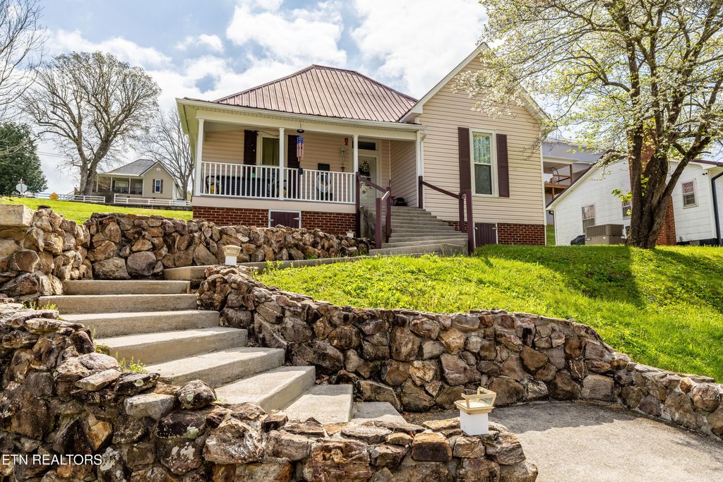 Photo of 207 Loomis St, Tellico Plains, TN 37385 (MLS # 1297401)