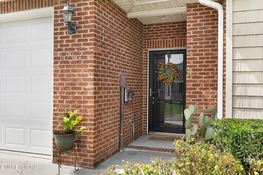 Photo of 6962 Pemmbrooke Shire Lane, Knoxville, TN 37909 (MLS # 1338960)