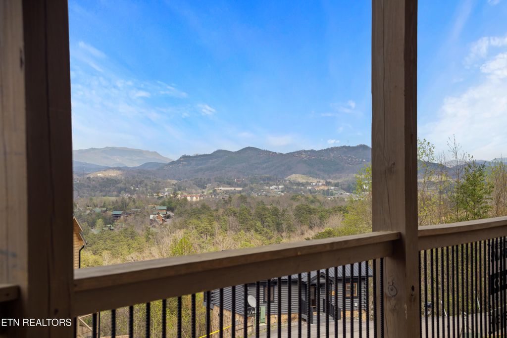 Photo of 3308 Pine Peak Way, Sevierville, TN 37862 (MLS # 1335359)