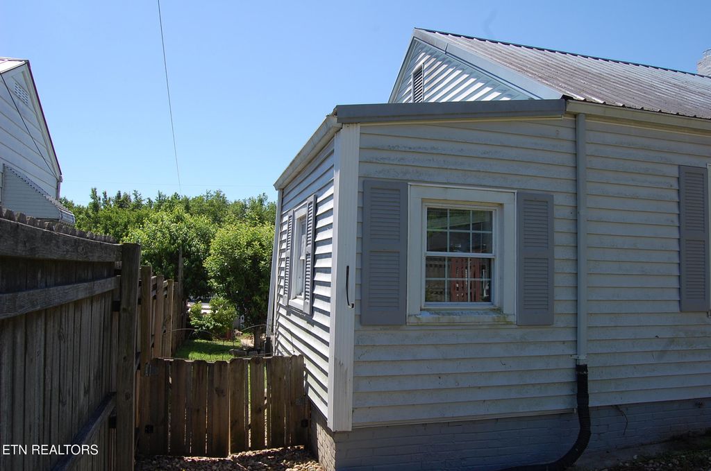 Photo of 621 Ferry St, Loudon, TN 37774 (MLS # 1340432)