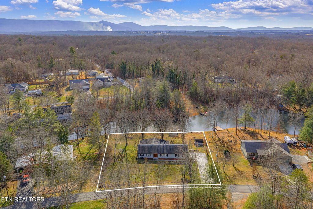 Photo of 1514 E Cherokee Rd, Crossville, TN 38572 (MLS # 1325213)