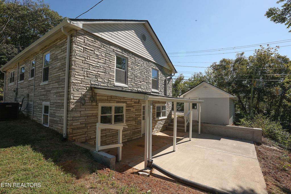 Photo of 800 E 1st Ave, Lenoir City, TN 37771 (MLS # 1335017)