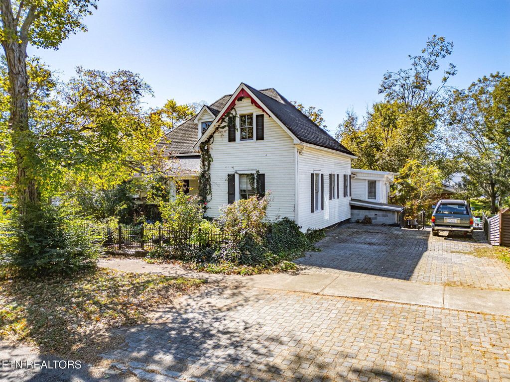 Photo of 302 Kingston St, Lenoir City, TN 37771 (MLS # 1319721)