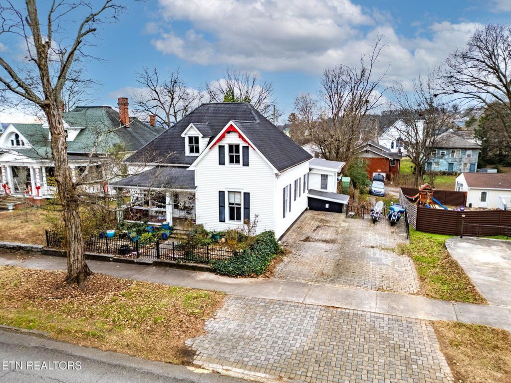 Photo of 302 Kingston St, Lenoir City, TN 37771 (MLS # 1319721)