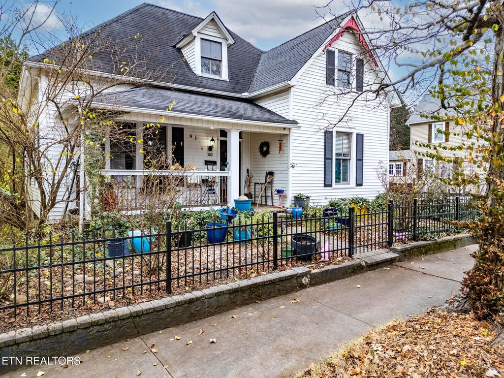 Photo of 302 Kingston St, Lenoir City, TN 37771 (MLS # 1319721)