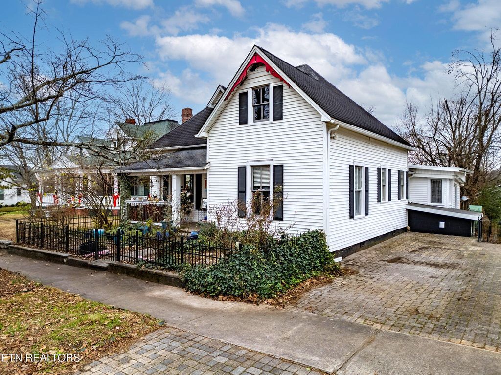 Photo of 302 Kingston St, Lenoir City, TN 37771 (MLS # 1319721)