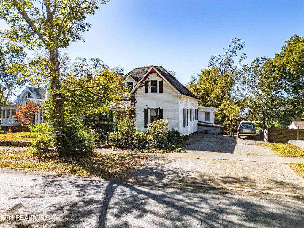 Photo of 302 Kingston St, Lenoir City, TN 37771 (MLS # 1319721)