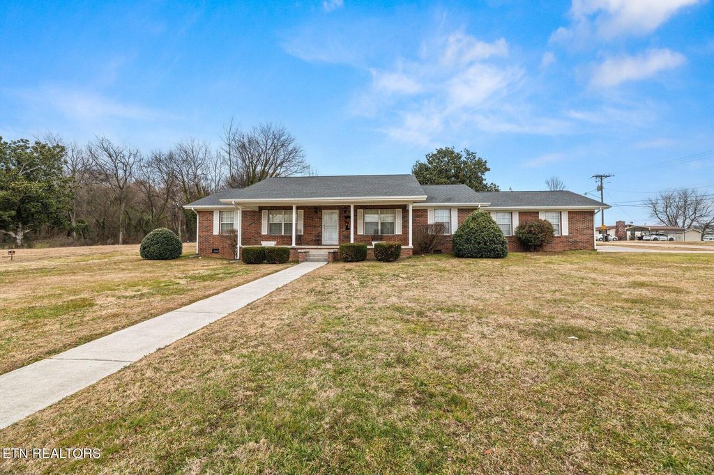 Photo of 1702 Chestnut St, Sweetwater, TN 37874 (MLS # 1289038)