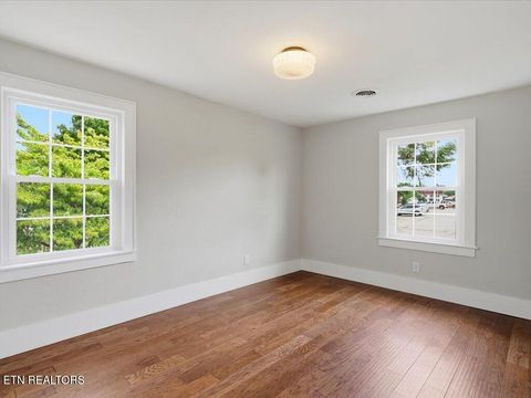 Tiny photo for 814 E Jefferson St, Jefferson City, TN 37760 (MLS # 1343108)