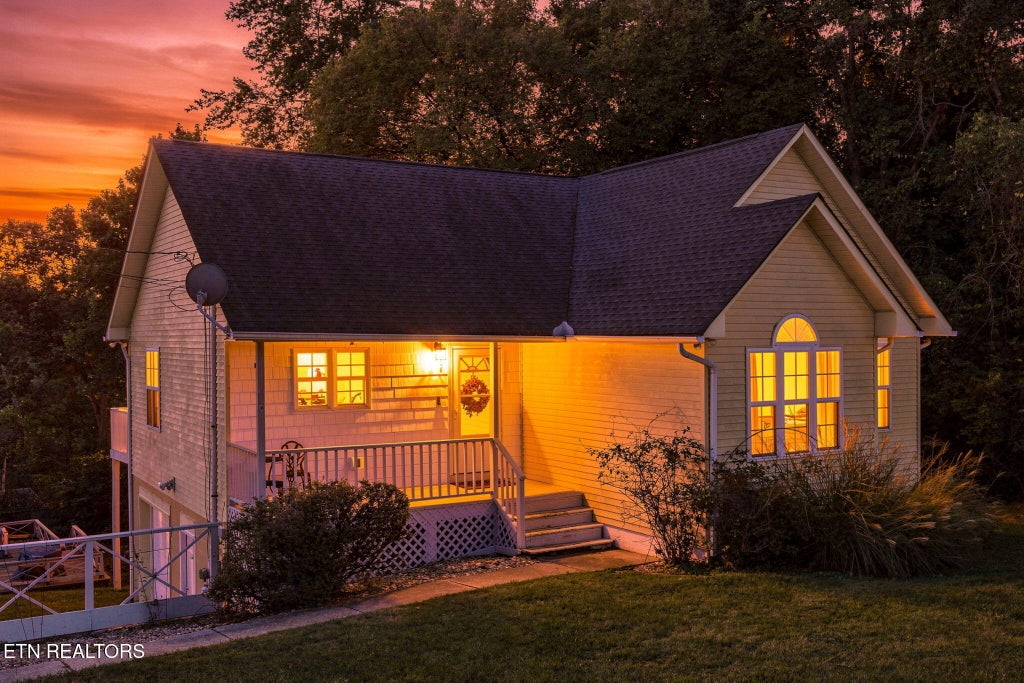 Photo of 132 Oakview Drive, Kingston, TN 37763 (MLS # 1356965)