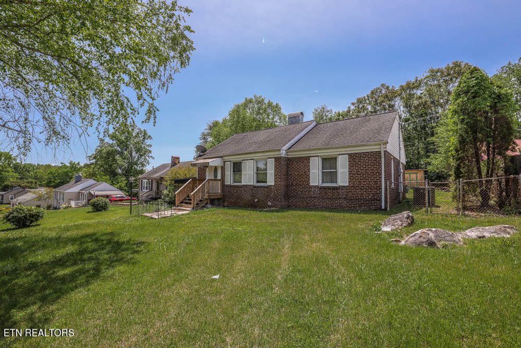 Photo of 211 Hemlock St, Alcoa, TN 37701 (MLS # 1261110)