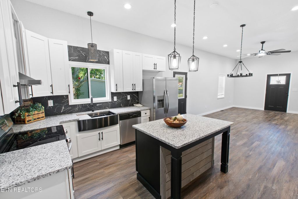 Photo of 33 Melrose Ave, Englewood, TN 37329 (MLS # 1341174)