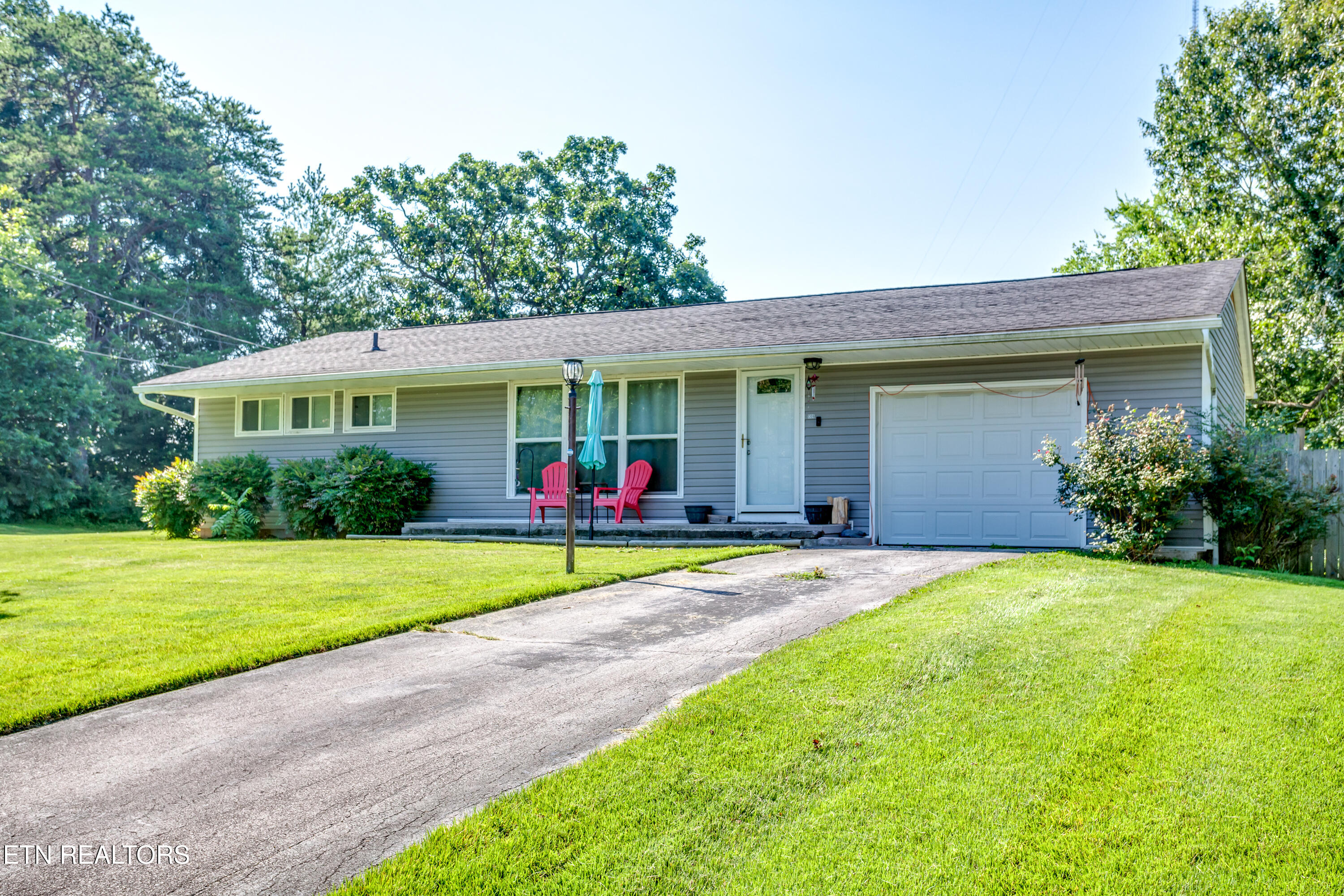Photo 1 of 17 — 1306 E East Walnut Grove Drive, Knoxville, TN 37918