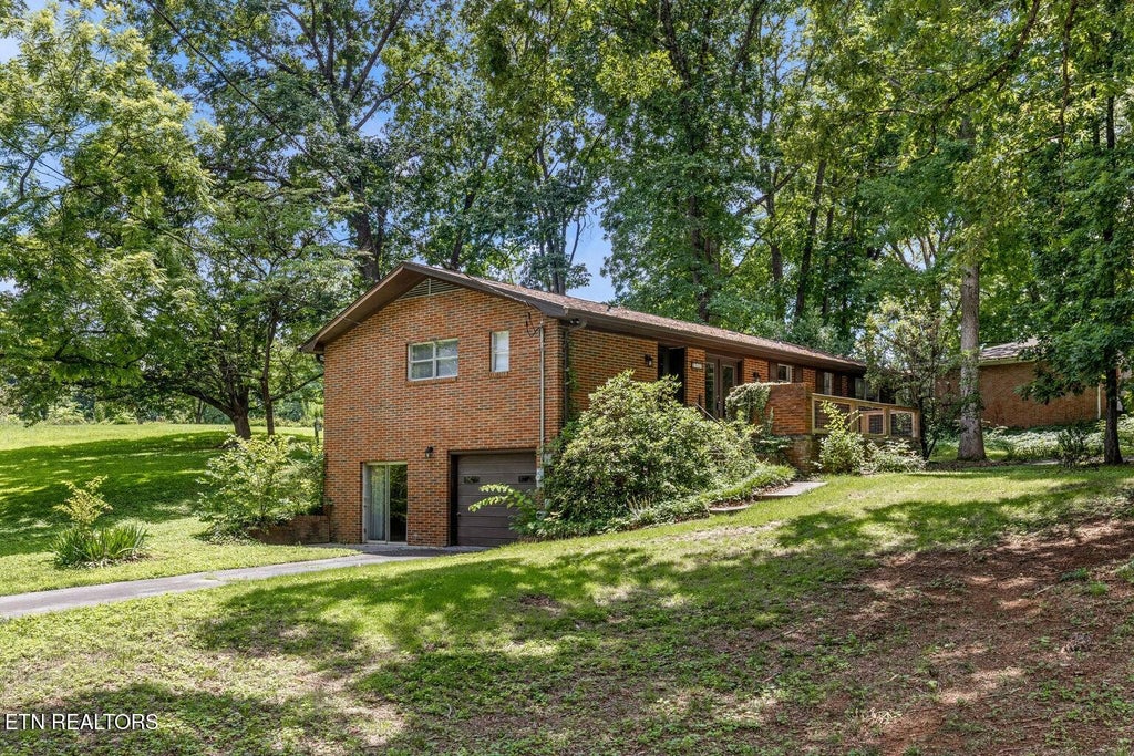 Photo of 1534 McIlvaine Drive, Maryville, TN 37803 (MLS # 1349151)