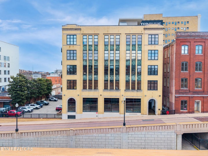 knox_view_media_220_w_jackson_ave0022