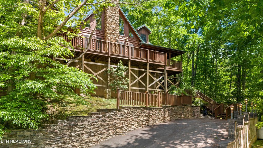 Photo of 915 Statham Way, Gatlinburg, TN 37738 (MLS # 1300415)
