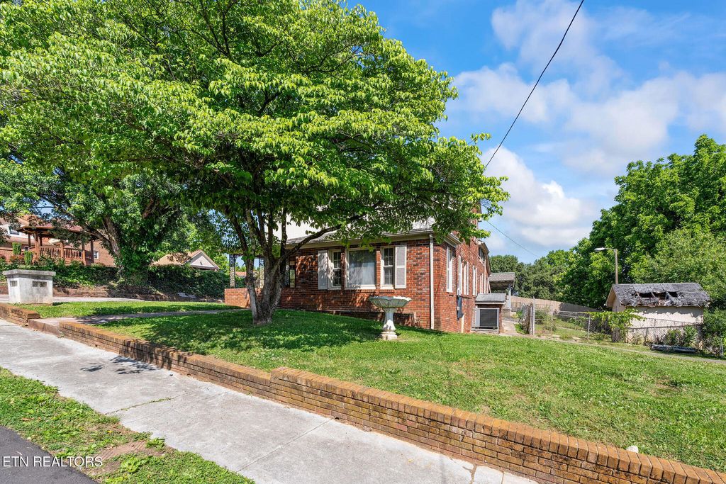 Photo of 303 E Louise Ave, Morristown, TN 37813 (MLS # 1340650)