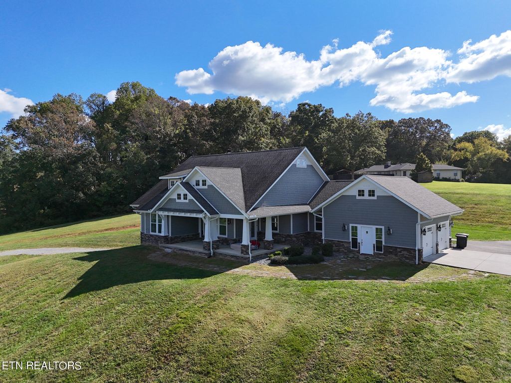 Photo of 195 Starrett St, Sweetwater, TN 37874 (MLS # 1280375)