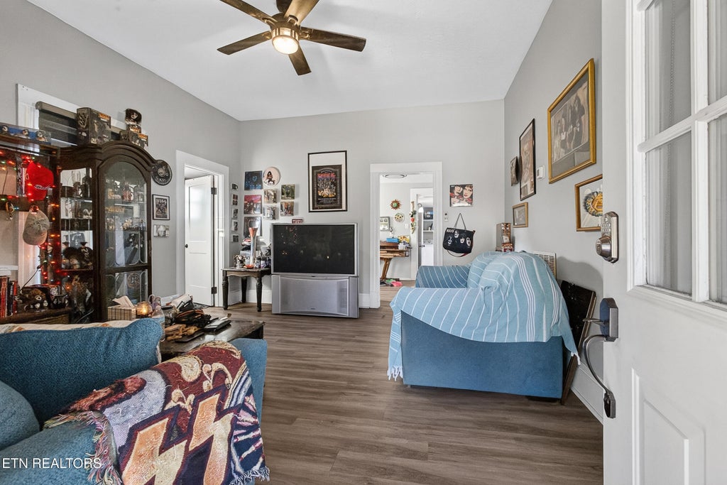 Photo of 929 Maryville Pike, Knoxville, TN 37920 (MLS # 1354909)