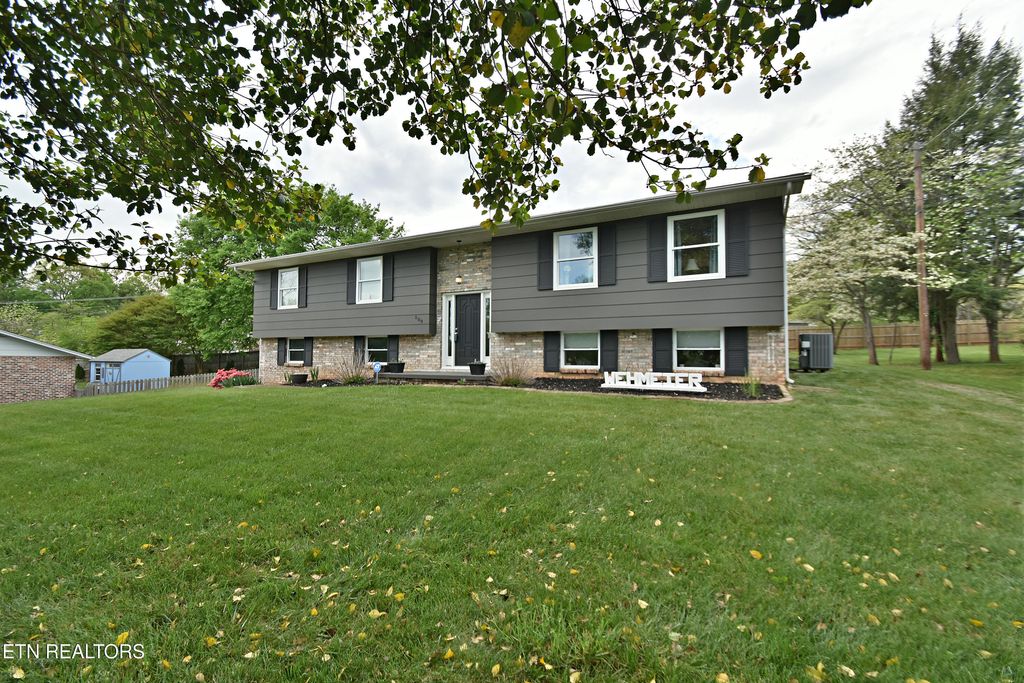 Photo of 509 E Meadecrest Drive, Knoxville, TN 37923 (MLS # 1336837)