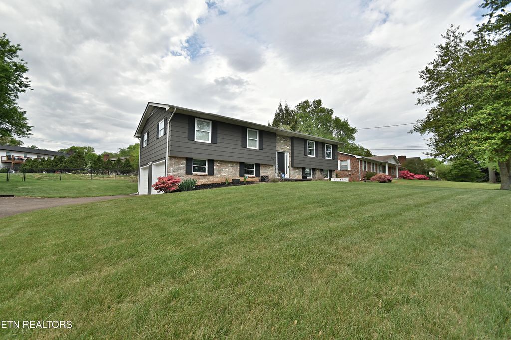 Photo of 509 E Meadecrest Drive, Knoxville, TN 37923 (MLS # 1336837)