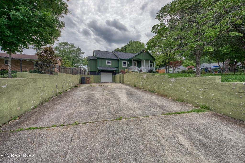 Photo of 5411 Villa Rd, Knoxville, TN 37918 (MLS # 1345162)