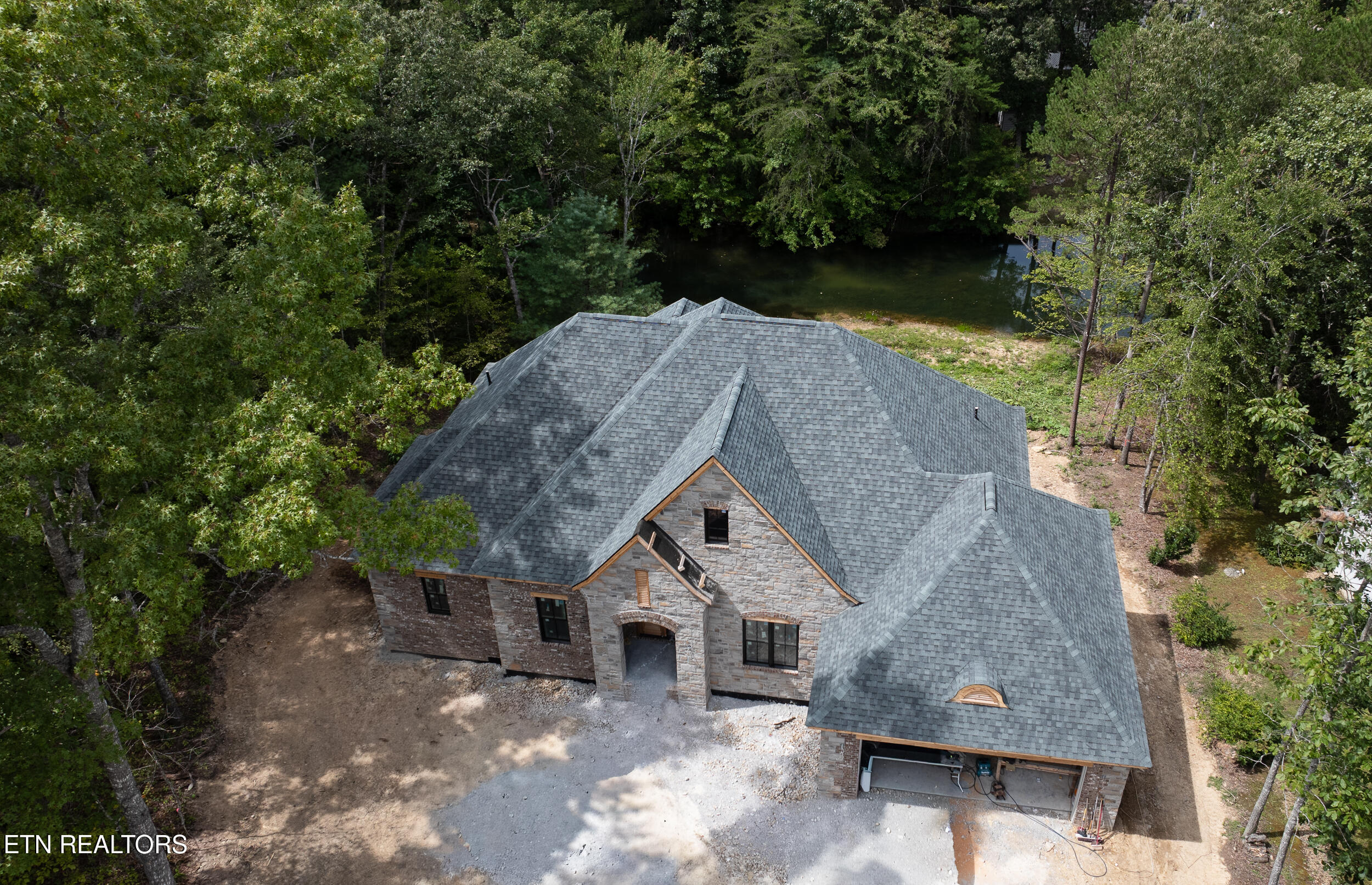135 Hedgewood Point