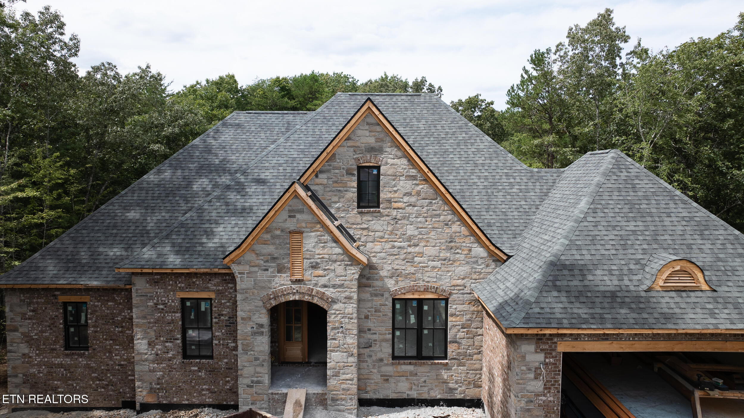 135 Hedgewood Point