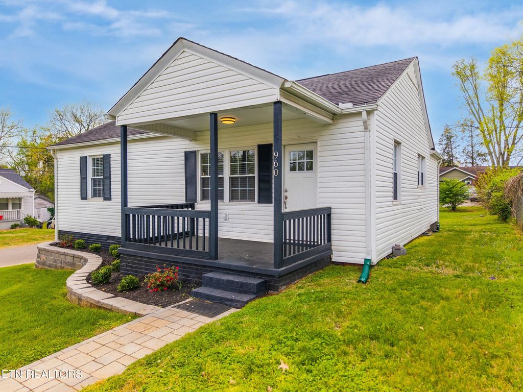 Photo of 960 Maynard Ave, Knoxville, TN 37917 (MLS # 1335181)